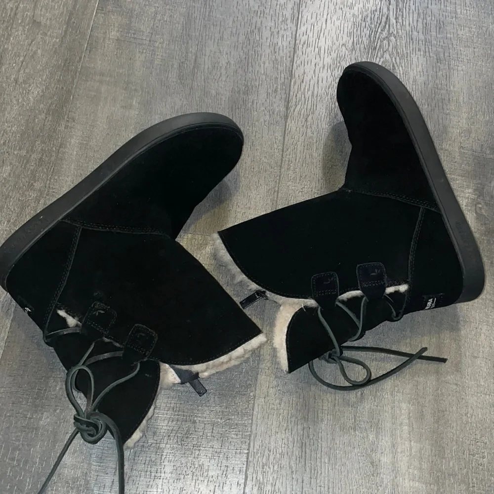 UGG black shazi short lined women’s boots size 6